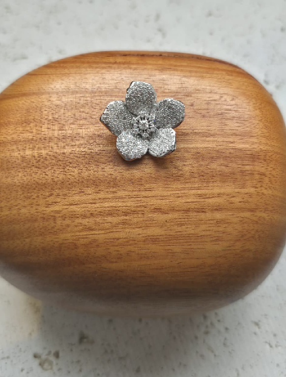 PINGENTE FLOR OURO BRANCO E BRILHANTES-1