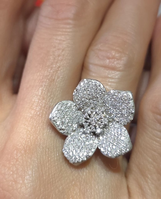 ANEL FLOR OURO BRANCO 18K E BRILHANTES-0