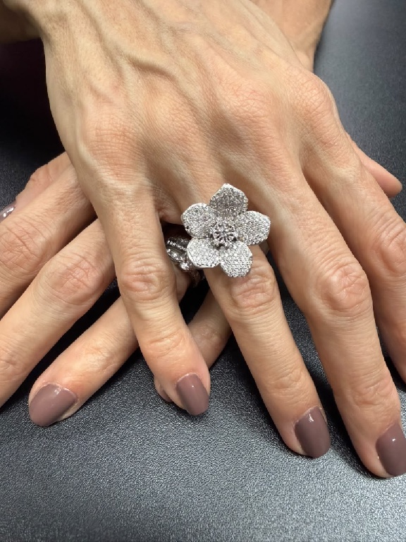 ANEL FLOR OURO BRANCO 18K E BRILHANTES-1